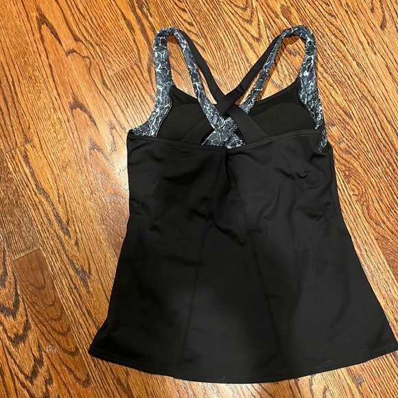 TYR MEDIUM running/exercise top with built in bra. Almost brand new - Picture 2 of 3
